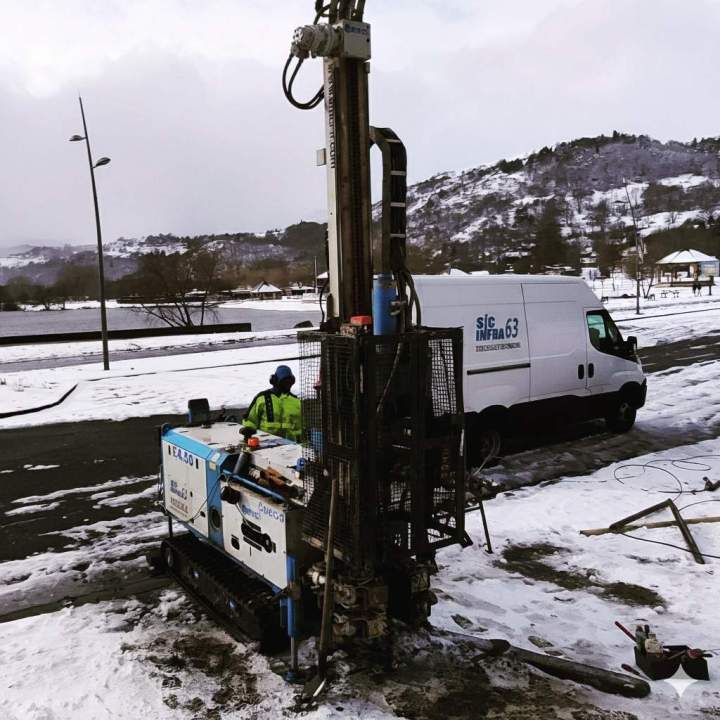 Chantier de forage géotechnique en conditions hivernales Clermont-Ferrand