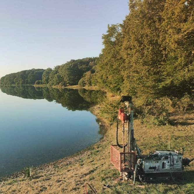 Appareil de forage géothermique en bord de lac Clermont-Ferrand